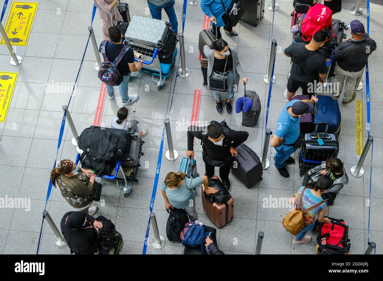 Duesseldorf, Renania Settentrionale-Vestfalia, Germania - Aeroporto di Duesseldorf, inizio delle vacanze in NRW, i vacanzieri si trovano con le valigie in coda al check-in Foto Stock