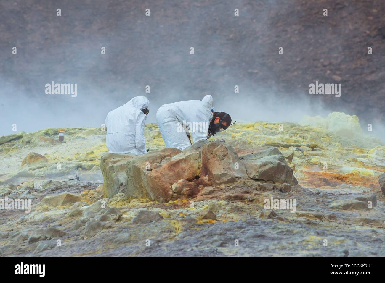 Vulcanologi che raccolgono campioni di minerali su Gran Cratere, Isola di Vulcano, Isole Eolie, Sicilia, Italia Foto Stock