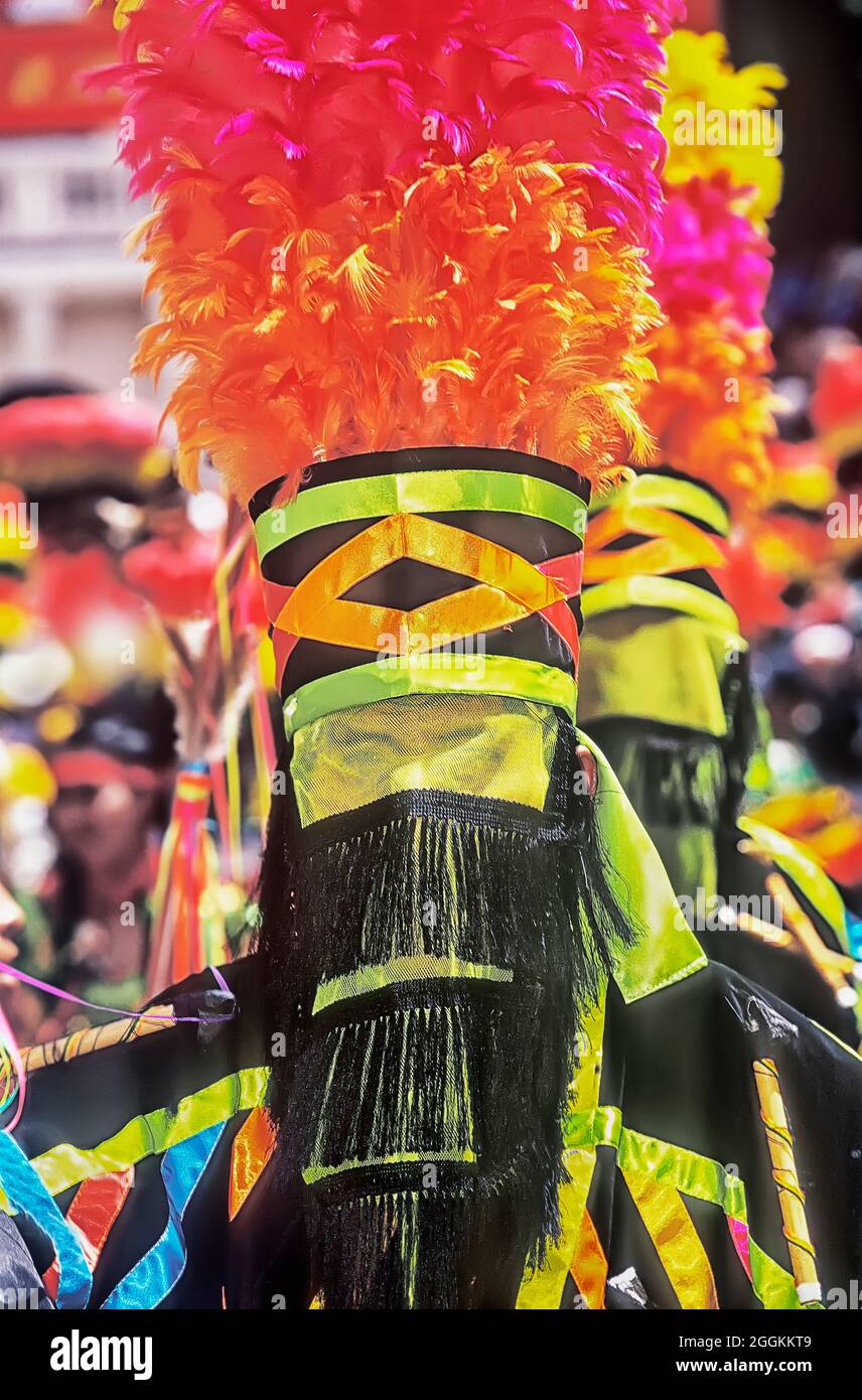 I guerrieri di Toba maschera sulla sfilata, Carnevale di Oruro, Oruro, Bolivia, Sud America Foto Stock