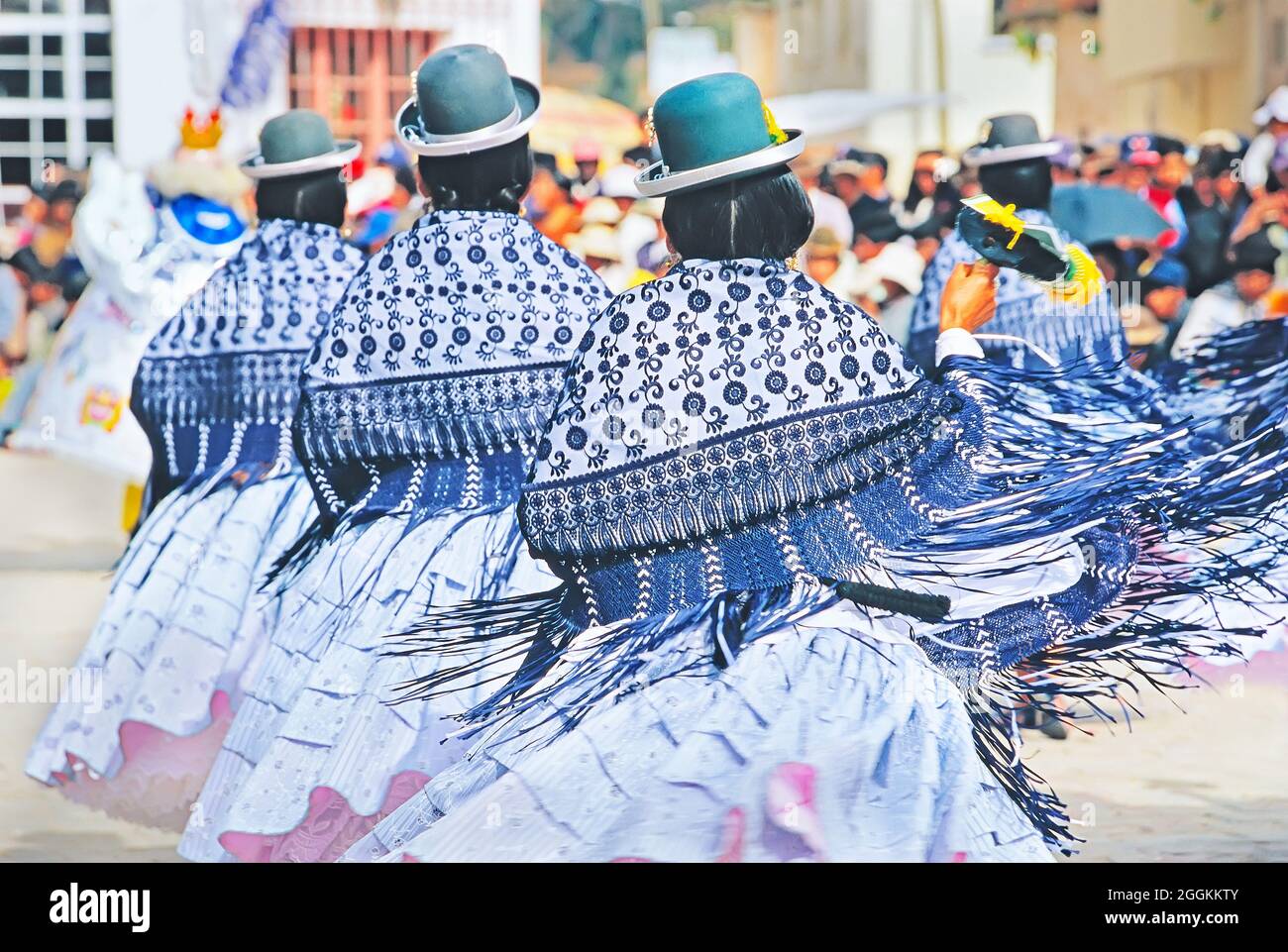 Persone in costume da ballo di carnevale, Copacabana, Lago Titicaca, Bolivia, Sud America Foto Stock
