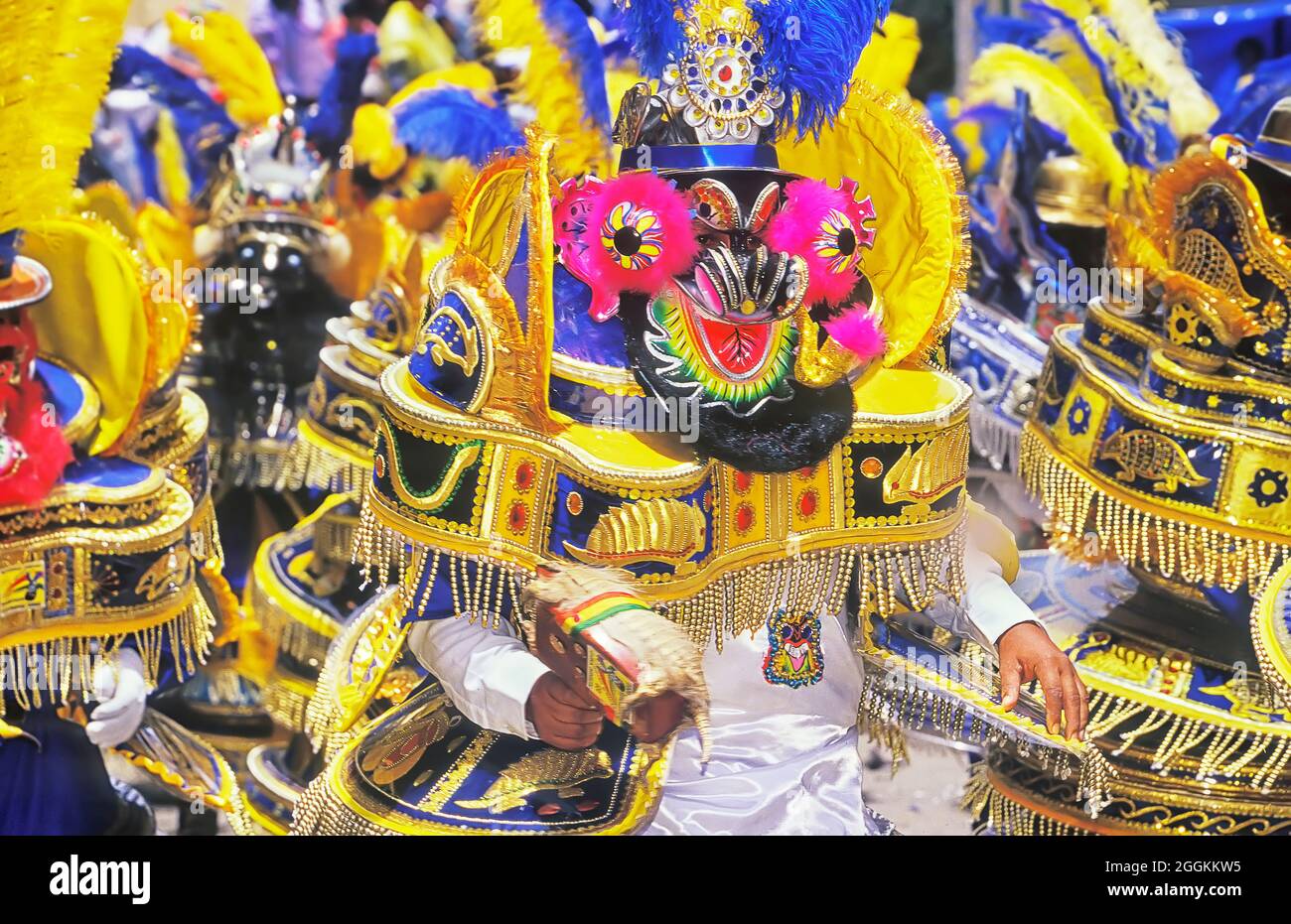Uomini che indossano costumi di carnevale al Carnevale di Oruro, Oruro, Bolivia, Sud America Foto Stock
