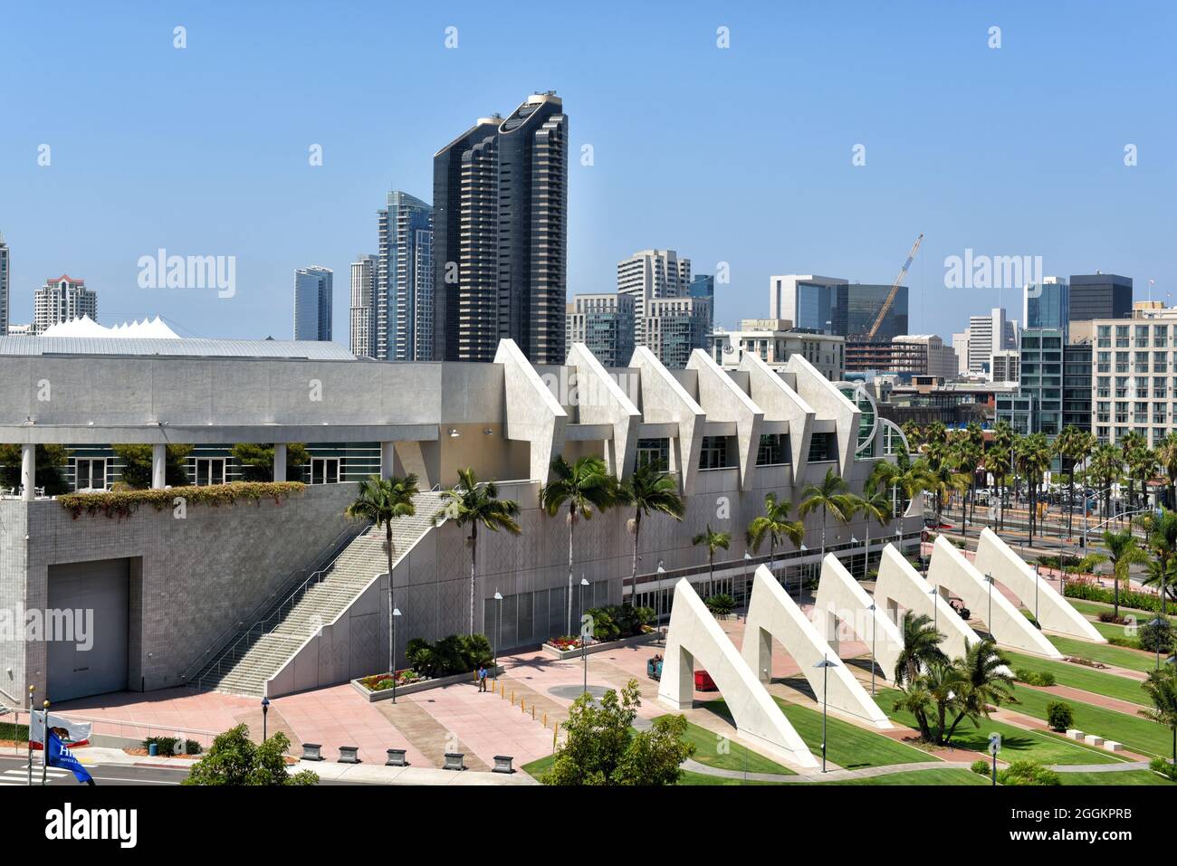 SAN DIEGO, CALIFORNIA - 25 AGO 2021: Centro convegni di San Diego e skyline dell'hotel. Foto Stock