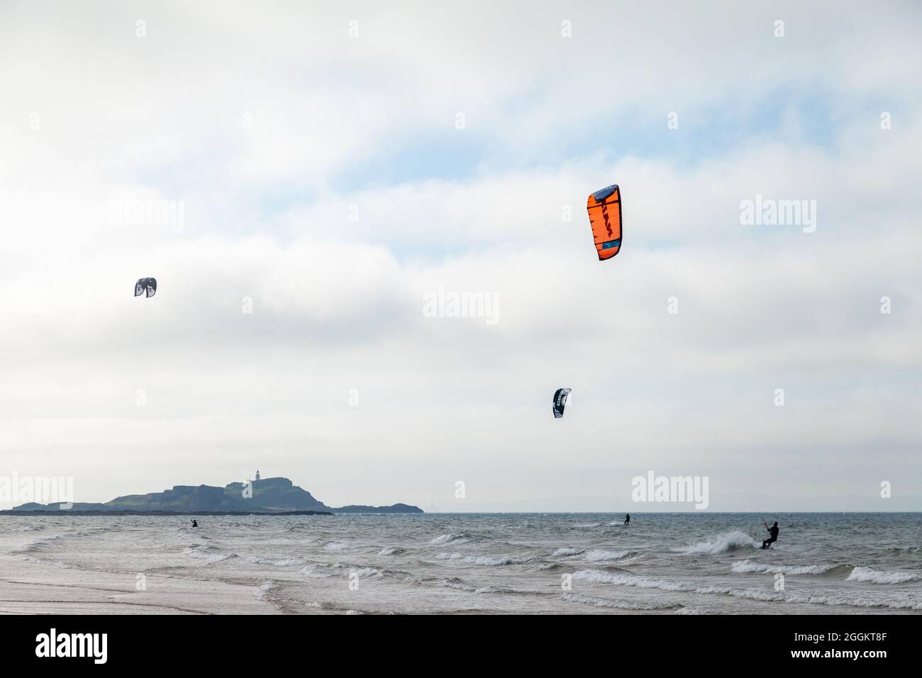 Kite surfisti a North Berwick con l'isola di Fidra sullo sfondo. Foto Stock