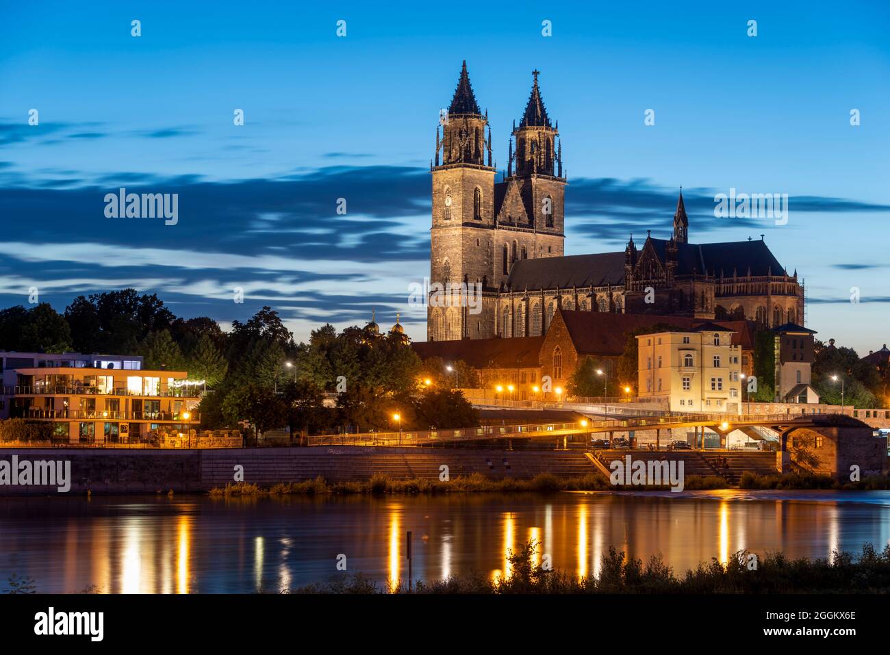 Germania, Sassonia-Anhalt, Magdeburg, Cattedrale di Magdeburg in estate, letto del fiume dell'Elba, passeggiata sull'Elba Foto Stock