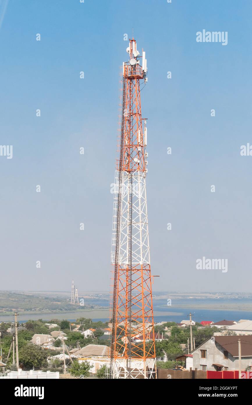 Radio globale Internet torre di comunicazione mobile telecomunicazioni sullo sfondo del cielo blu. Foto Stock