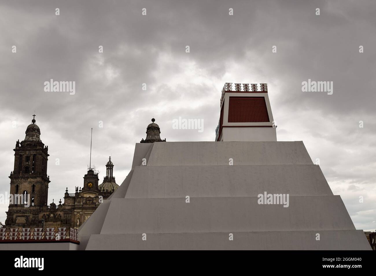 Il primo modello monumentale del Templo Mayor di México-Tenochtitlan è stato montato nel zócalo come parte delle commemorazioni dei '500 anni di resistenza indigena', il governo di Città del Messico, 'Huey-Teocalli' questo modello include la proiezione di un video-apping. È la prima riproduzione del Templo Mayor ispirata alle scoperte dell'Istituto Nazionale di Antropologia e Storia (INAH). Il lavoro è stato costruito in una proporzione del 35% delle dimensioni originali con 16 metri di altezza, 25.81 metri di fronte e 27.17 metri di profondità. Il Templo Mayor prende il nome dal Foto Stock