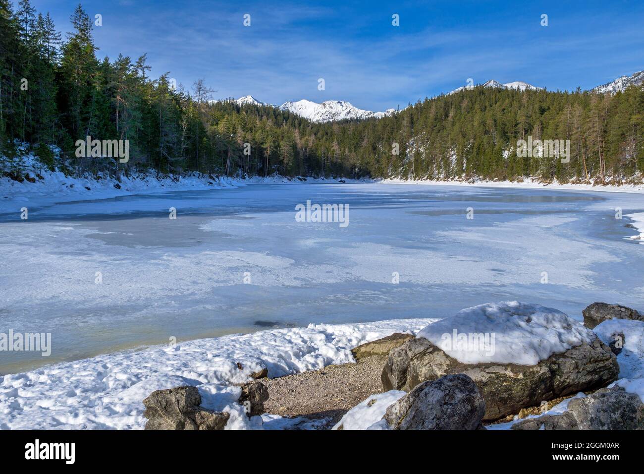 Untersee, baia dell'Eibsee in inverno, vicino a Grainau, Werdenfelser Land, alta Baviera, Baviera, Germania, Europa Foto Stock