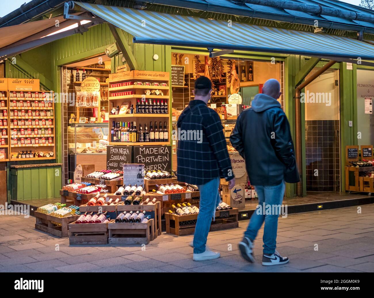 Stand con prelibatezze sul Viktualienmarkt a Monaco, Baviera, Germania, Europa Foto Stock