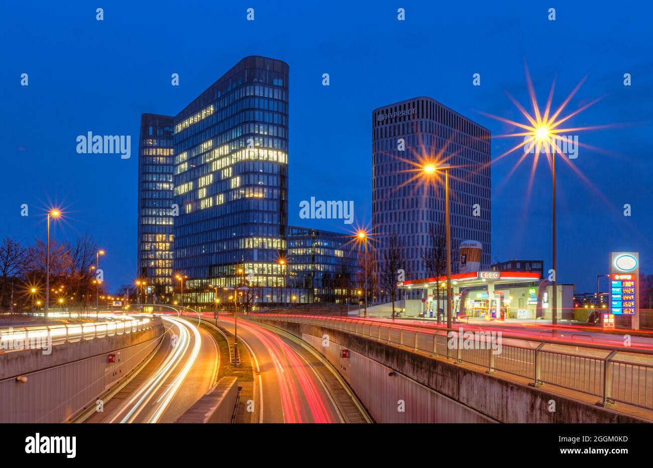 Architettura moderna, Torre Bavaria, Monaco, alta Baviera, Baviera, Germania, Europa Foto Stock