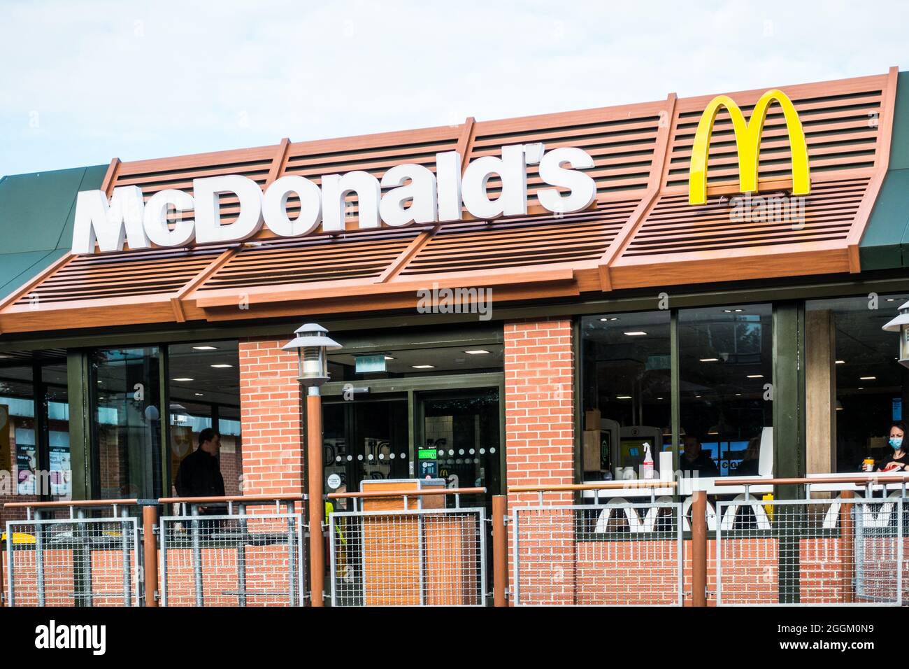 Il negozio di fast food americano McDonalds si trova di fronte a Manchester, Inghilterra, Regno Unito Foto Stock