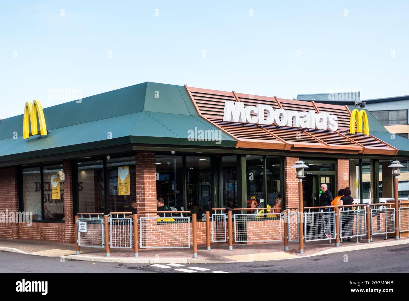 Il negozio di fast food americano McDonalds si trova di fronte a Manchester, Inghilterra, Regno Unito Foto Stock