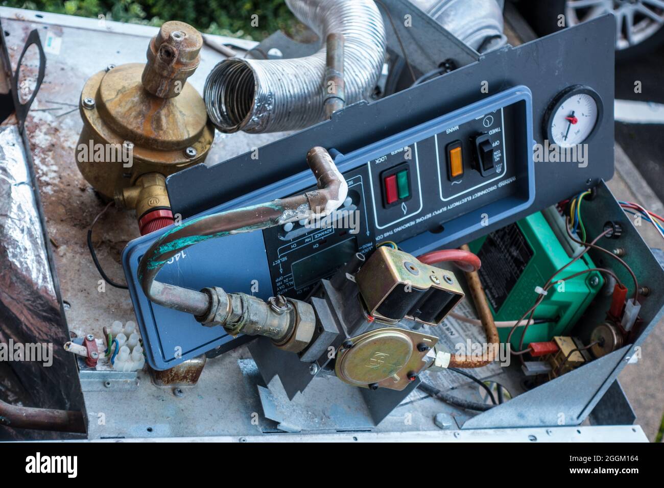 Caldaia a gas rotta disposta all'esterno dell'appartamento Foto Stock