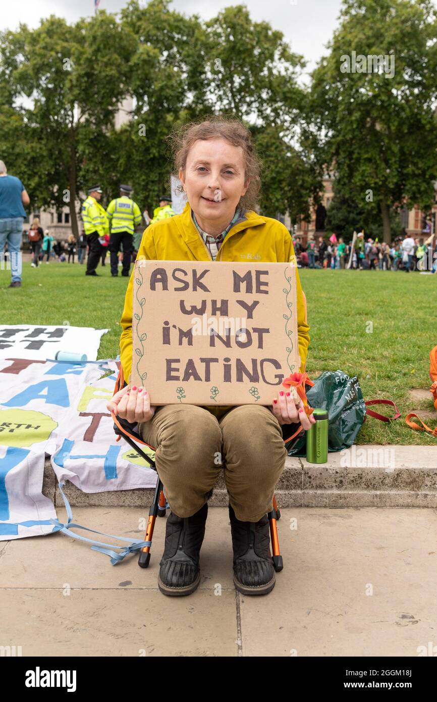 Londra, Regno Unito. 01 Settembre 2021. Un attivista della Rebellion Earth Fast si siede in Piazza del Parlamento il giorno 5 del suo Sciopero della Fame.The Global Earth Fast for real Citizens Assemblee for the Climate and environment si svolge in città e paesi di tutto il mondo. Ha giurato di non mangiare troppo fino a quando il governo non accetta di istituire un'Assemblea dei cittadini per il clima e la crisi ecologica credito: SOPA Images Limited/Alamy Live News Foto Stock