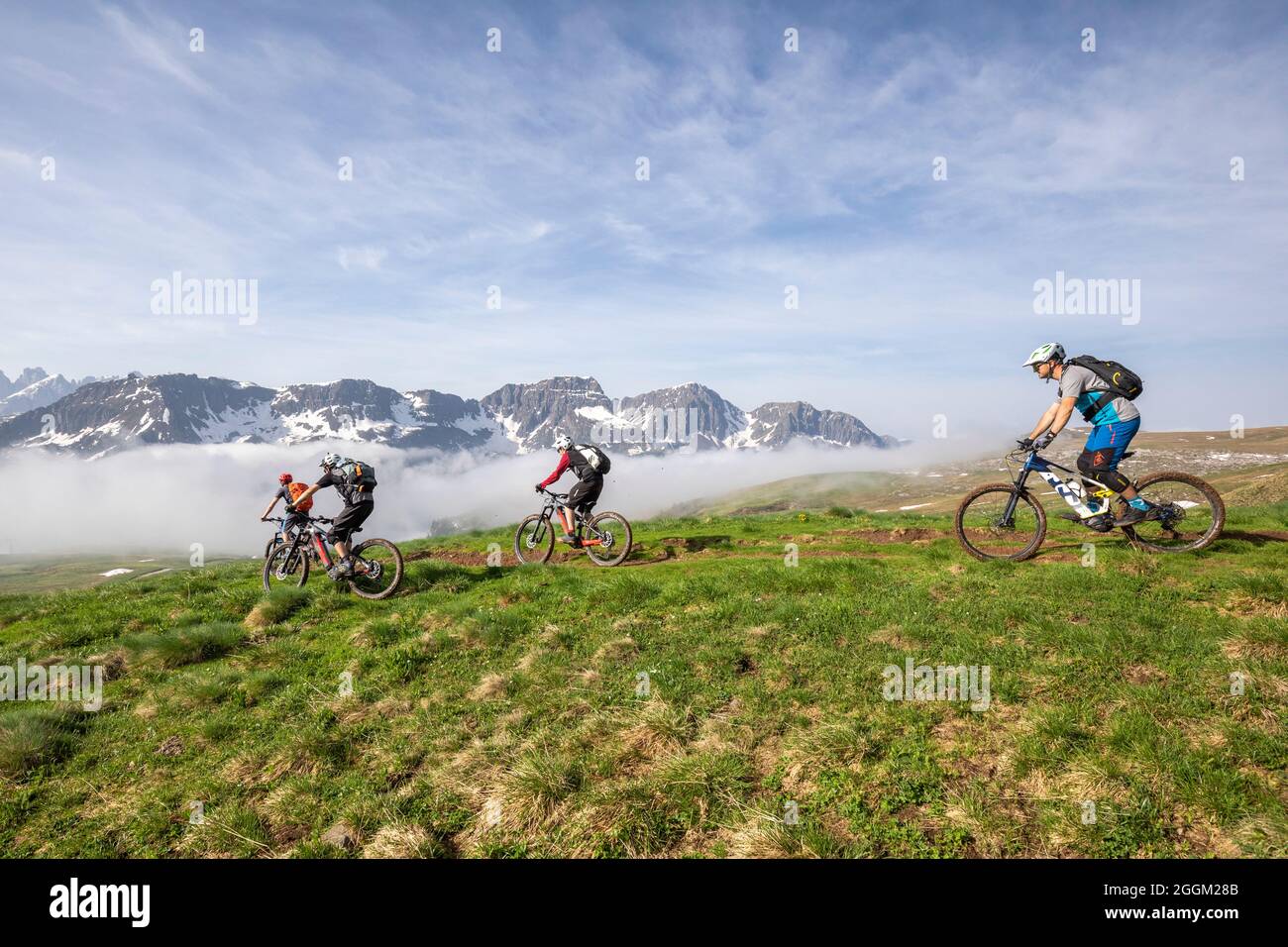 Dolomiti, ciclisti con e-bike sul sentiero di montagna al passo di san pellegrino, moena, provincia di Trento, Trentino, Italia, Europa Foto Stock