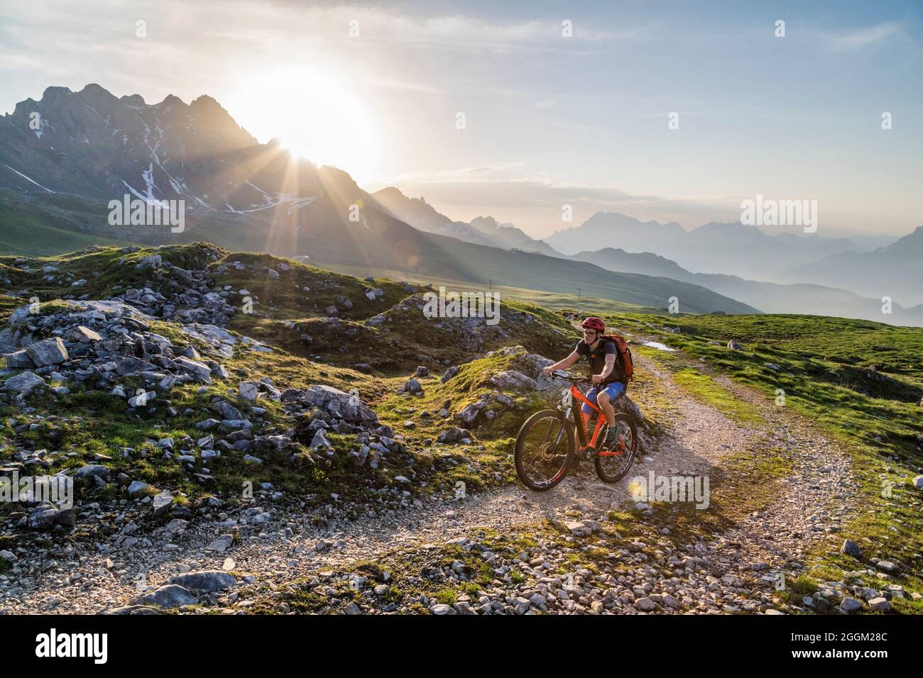Dolomiti, ciclista con e-bike sul sentiero di montagna al passo di san pellegrino, moena, provincia di Trento, Trentino, Italia, Europa Foto Stock