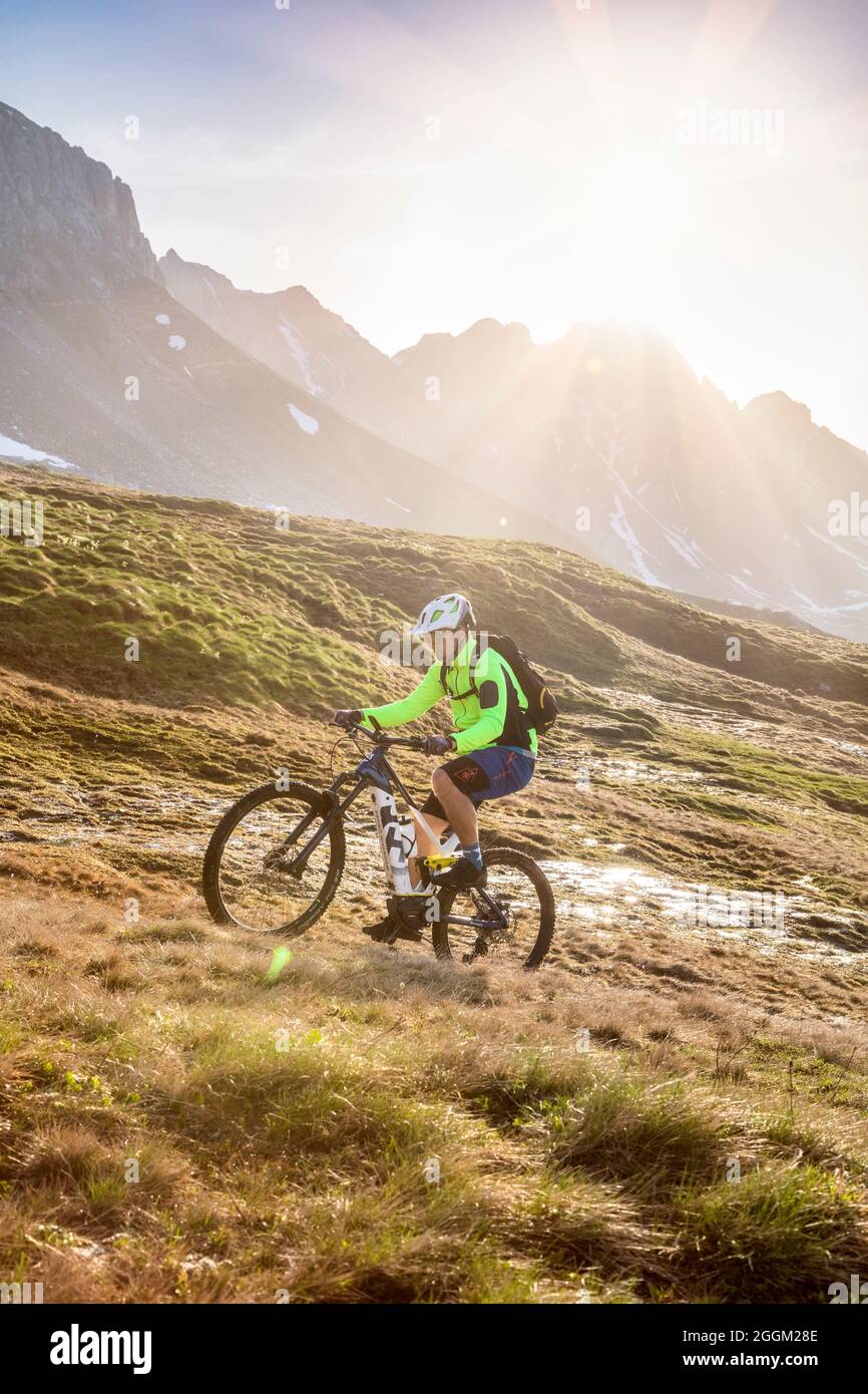 Dolomiti, ciclista con e-bike sul sentiero di montagna al passo di san pellegrino, moena, provincia di Trento, Trentino, Italia, Europa Foto Stock