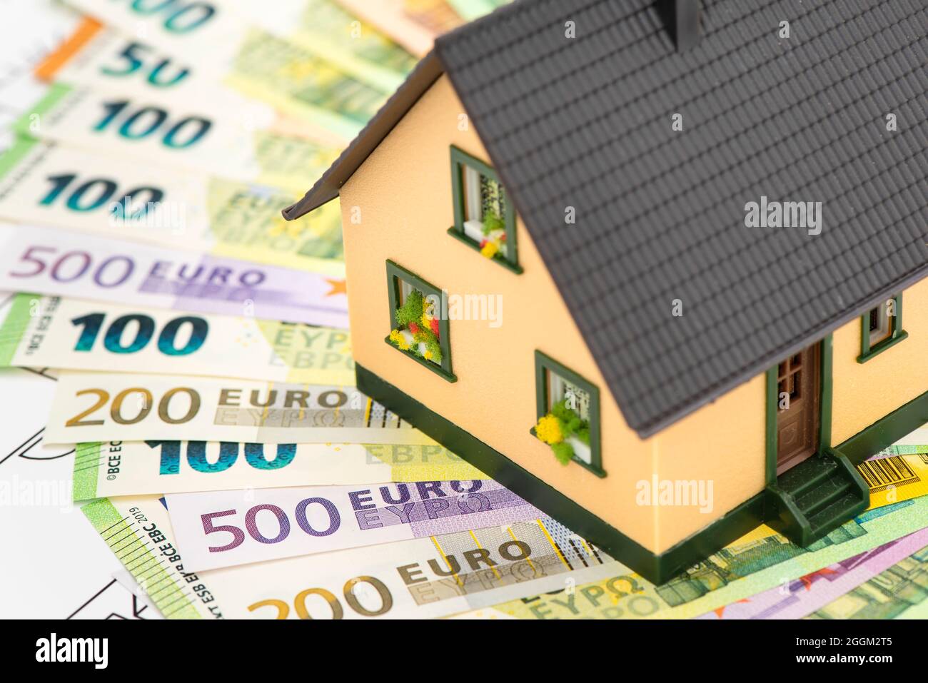 Casa modello con pacchetti di euro Foto Stock
