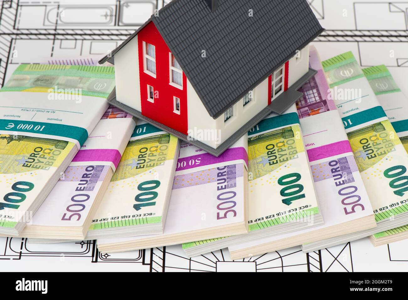 Casa modello con pacchetti di euro Foto Stock