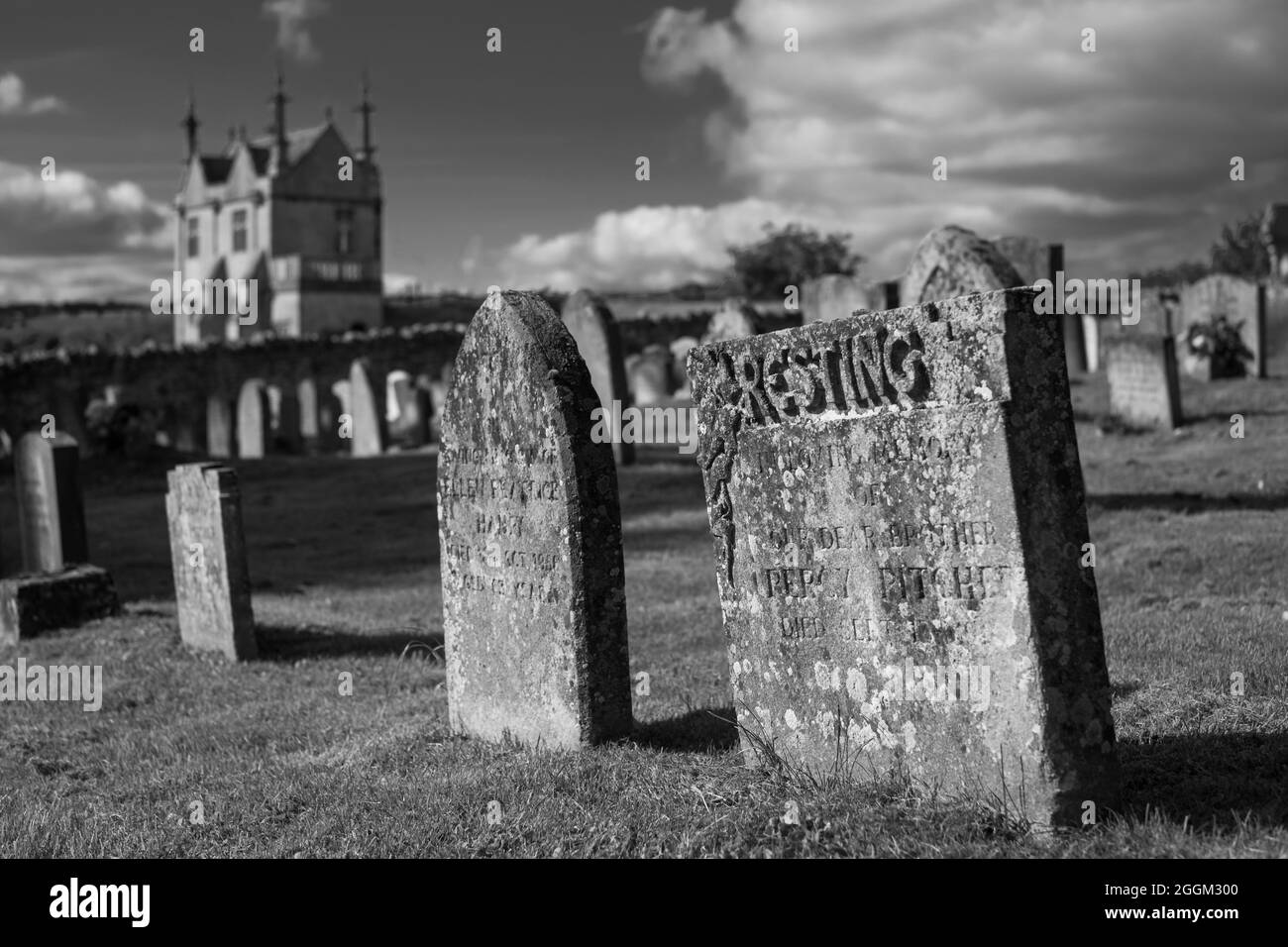 Cimitero della Chiesa di St James, con vista sulle colline Cotswold a Chipping Campden, Regno Unito. La lapide in rinvenera ha le parole 'riposante' inscritte. Foto Stock
