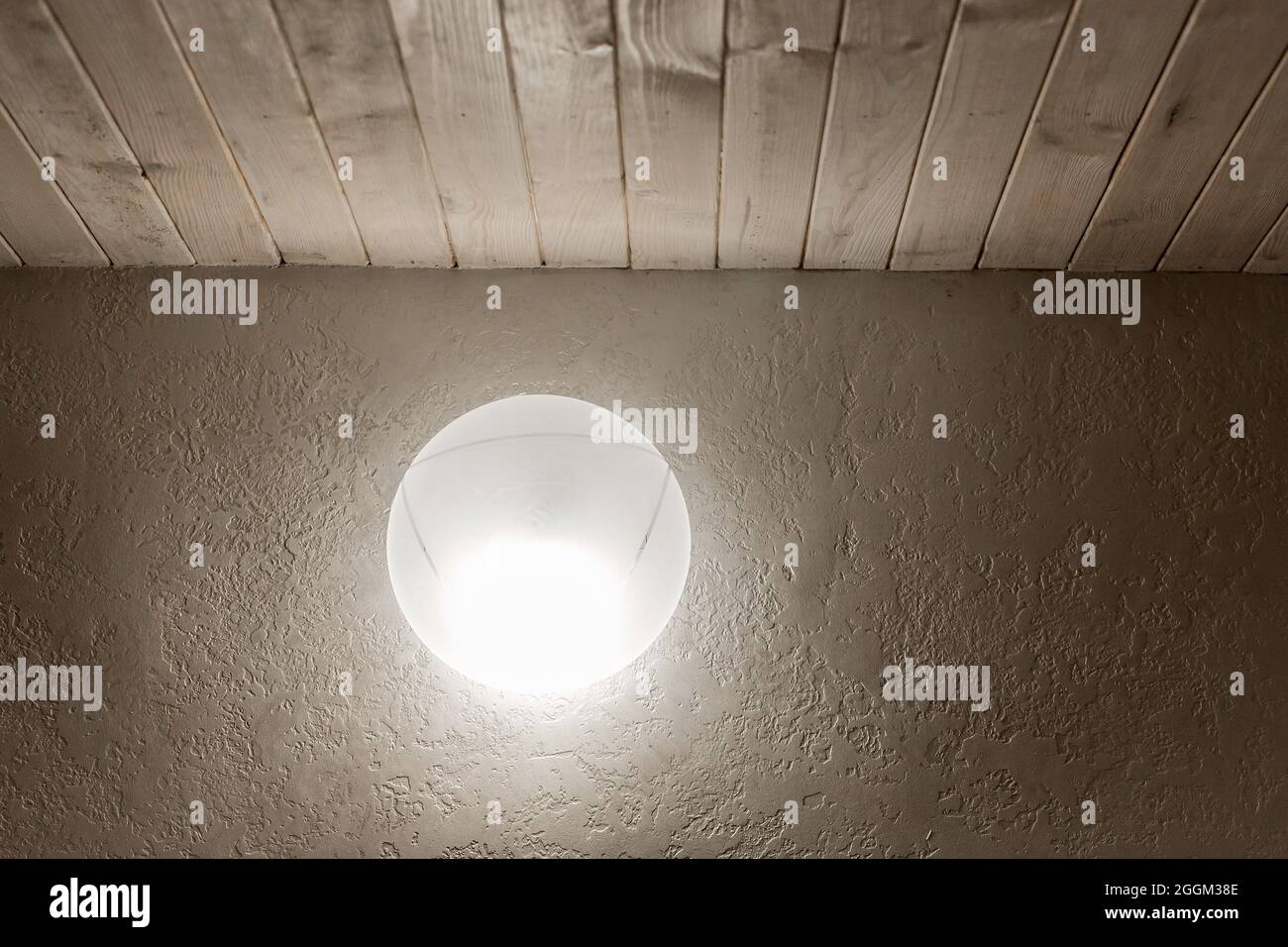 Lampada a luce soffusa sulla parete negli interni moderni  dell'illuminazione stile stanza Foto stock - Alamy