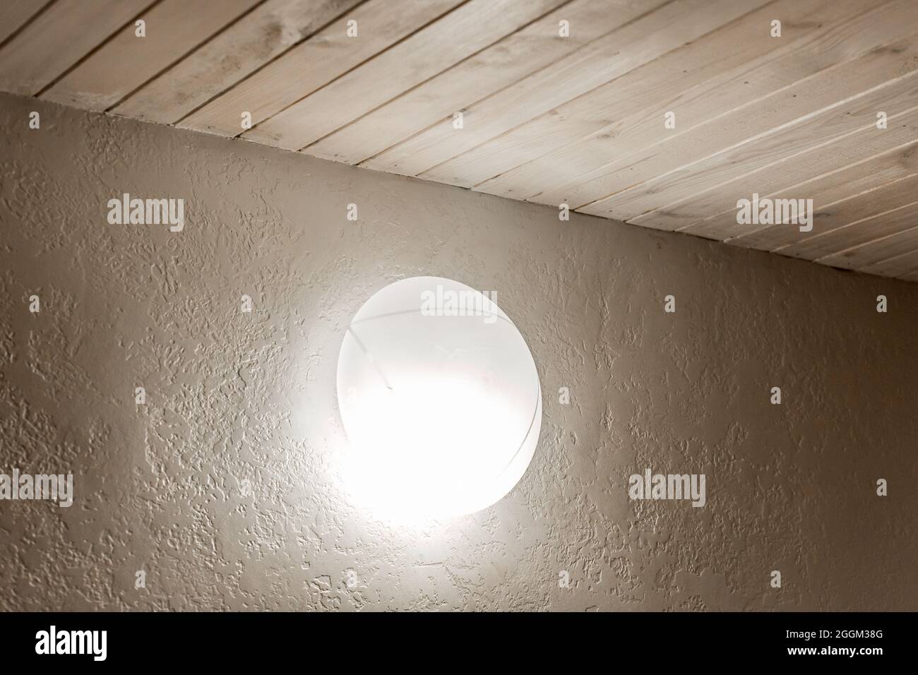 Lampada a luce soffusa sulla parete negli interni moderni  dell'illuminazione stile stanza Foto stock - Alamy