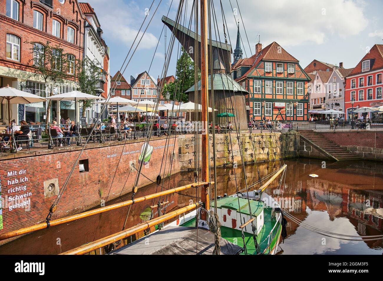 Città anseatica di Stade, città vecchia sulla Schwinge, porto anseatico, mercato del pesce, museo barca Willi, storico Stade gru a pedale, banchina con caffè di strada Foto Stock