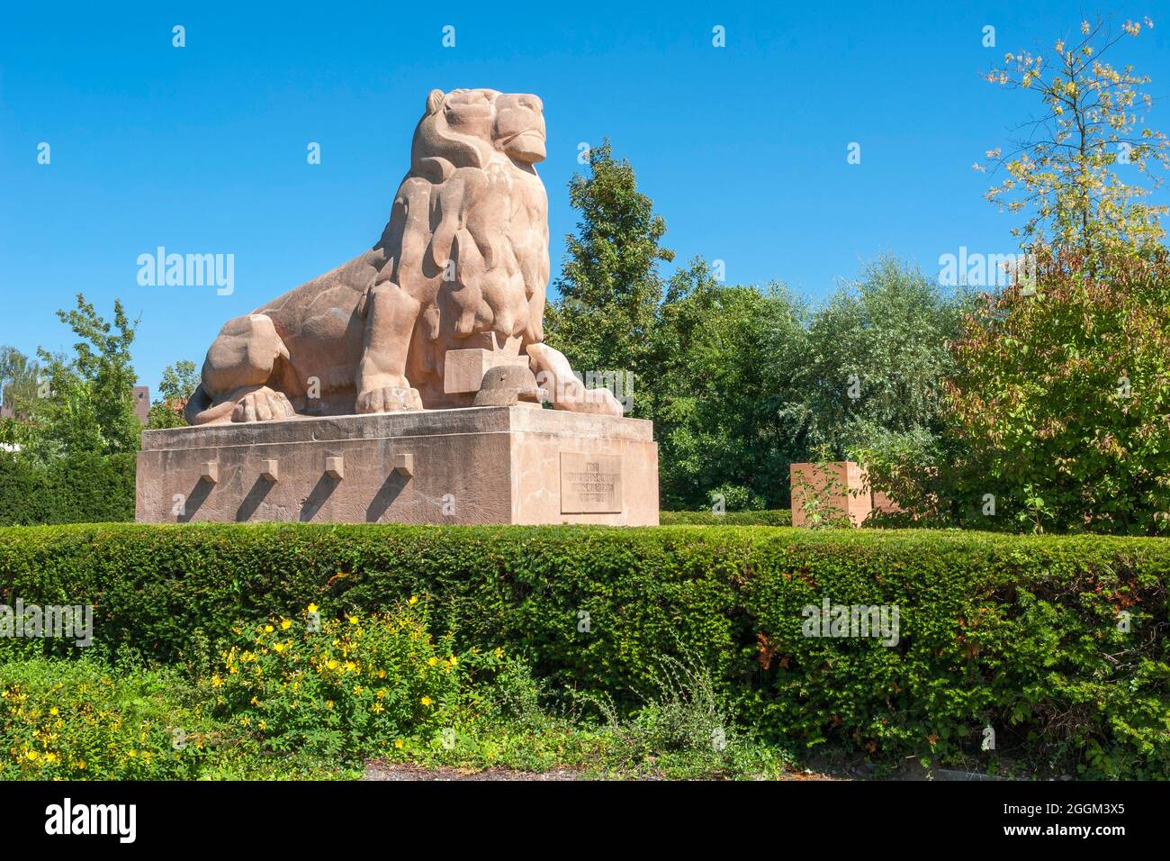 Germania, Baden-Wuerttemberg, Ehingen / Danubio, colossale statua del leone, monumento ai caduti e scomparsi dalla prima guerra mondiale nel parco Groggensee. Foto Stock