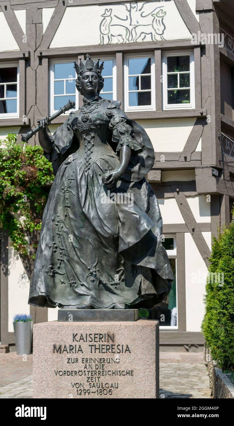 Germania, Baden-Wuerttemberg, Bad Saulgau, imperatrice Maria-Theresia, copia di una statua di bronzo a grandezza naturale su un plinto di pietra, opera d'arte barocca di Franz Xaver Messerschmidt (1736 - 1783) per commemorare la storia dell'Austria superiore di Saulgau 1299-1806. Foto Stock