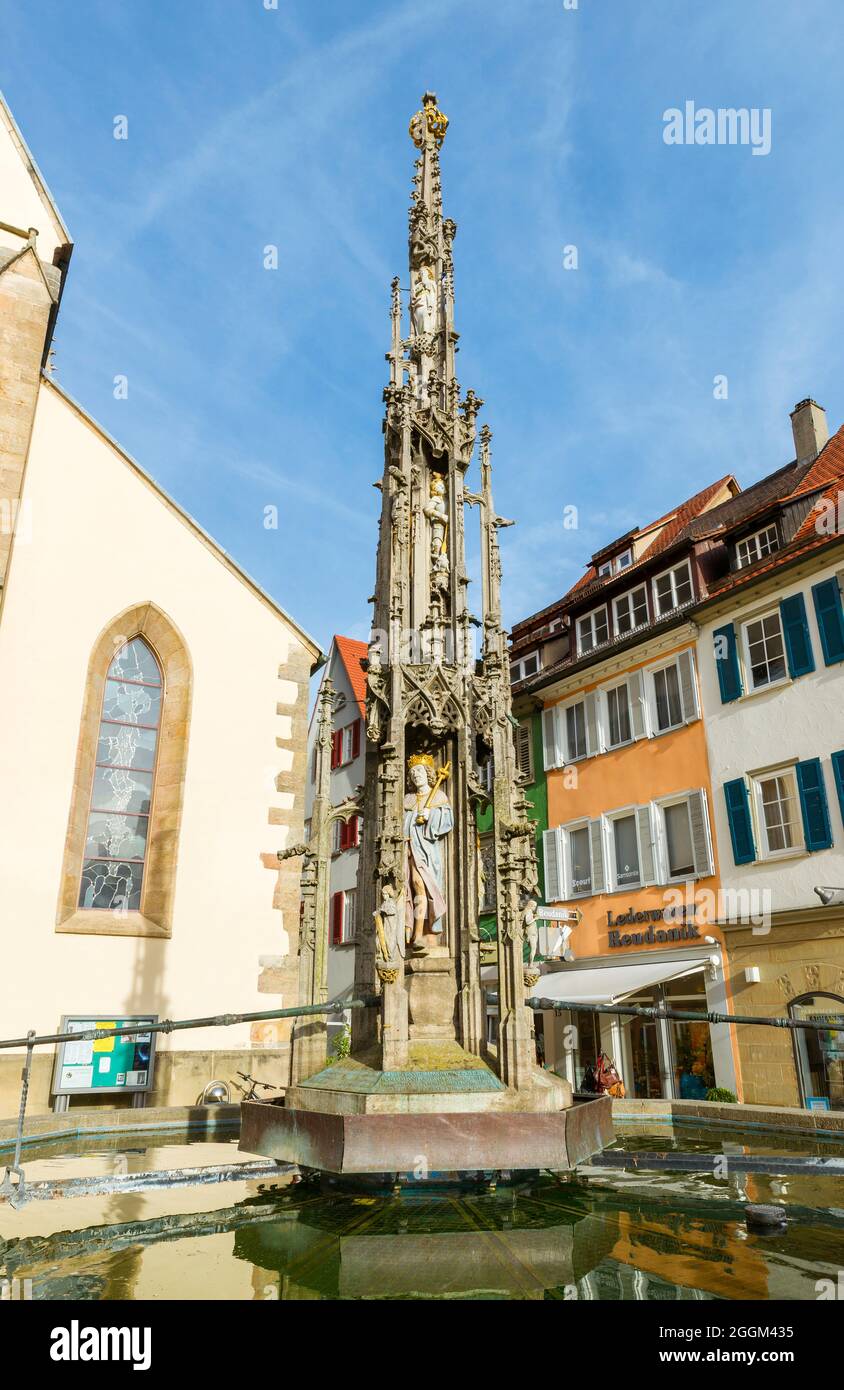 Germania, Baden-Wuerttemberg, Rottenburg, fontana del mercato del 1483, fontana di fronte alla cattedrale di Rottenburg di San Martino con la colonna della fontana gotica presumibilmente più bella della Germania sud-occidentale. Copia del 1911, l'originale del 1482/83 può essere visto nella Chiesa di San Moriz. Foto Stock