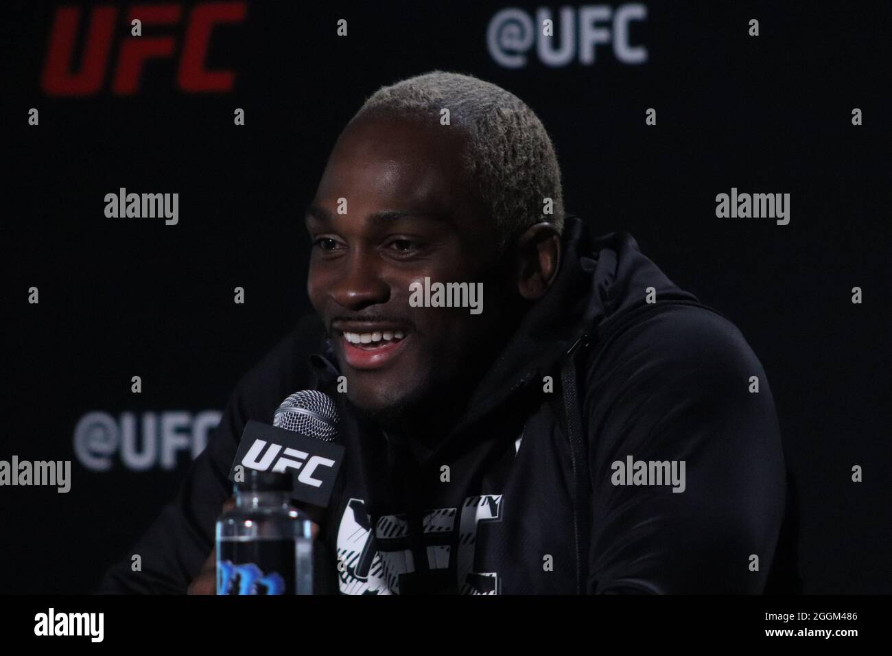 LAS VEGAS, NV - 1 SETTEMBRE: Derek Brunson interagisce con i media durante la UFC Vegas 36: Brunson vs fino Media Day alla UFC Apex il 1 settembre 2021 a Las Vegas, Nevada, Stati Uniti. (Foto di Diego Ribas/PxImages) Foto Stock