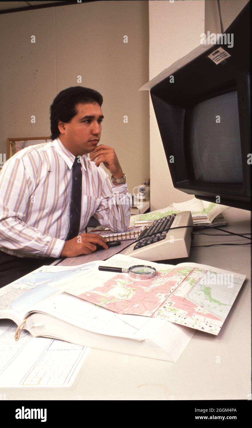 Austin Texas USA, 1989: Cartografo maschile ispanico al lavoro presso il Dipartimento dell'autostrada del Texas. MR RE-0050 ©Bob Daemmrich Foto Stock