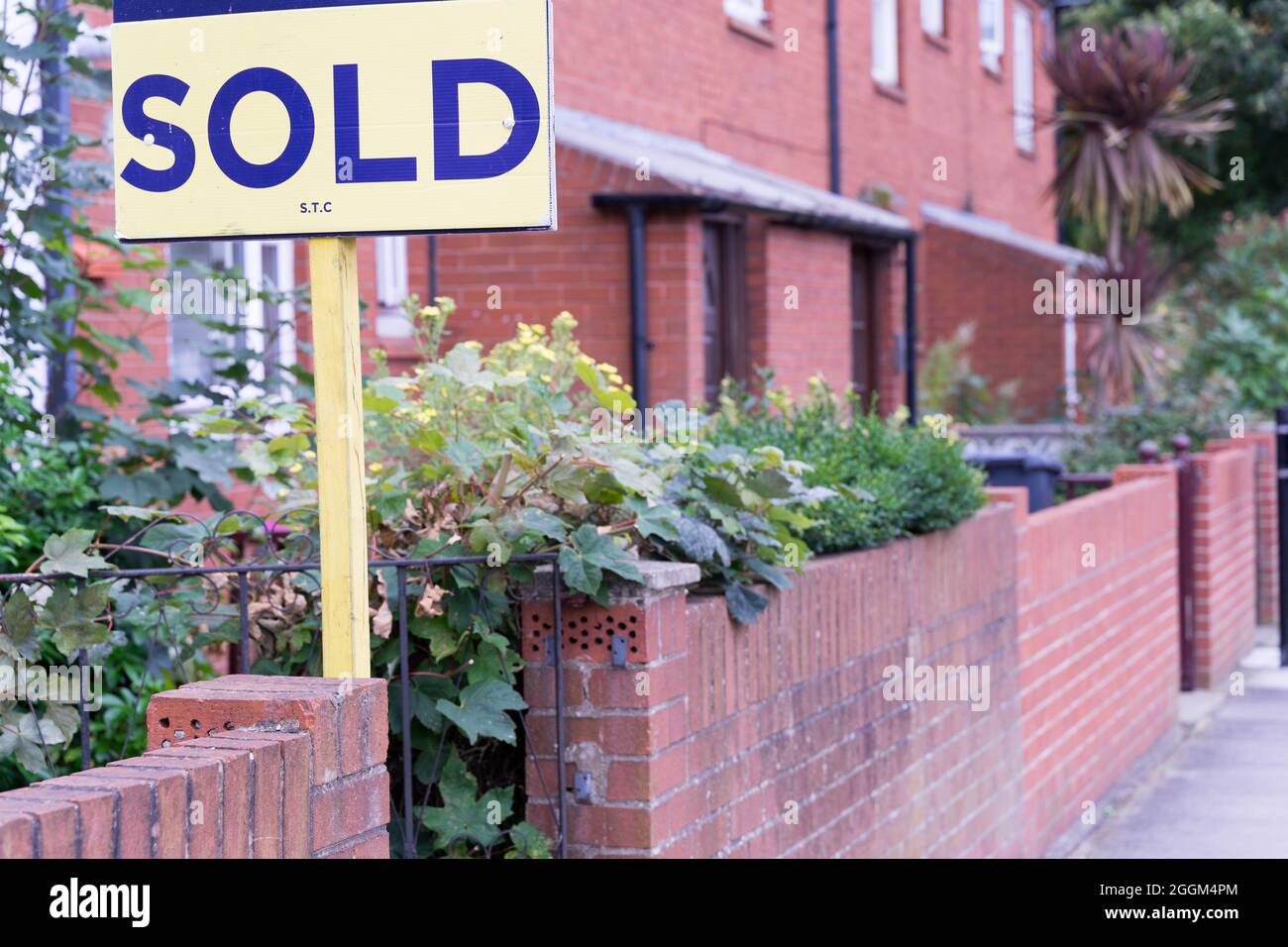 Un banner di VENDUTO eretto fuori di una proprietà a Londra greenwich Inghilterra Foto Stock