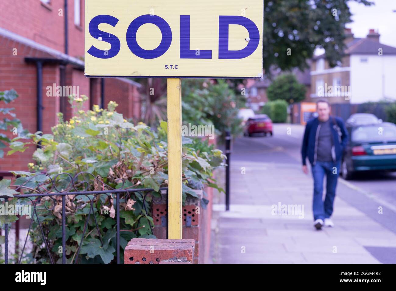 Un banner di VENDUTO eretto al di fuori di una proprietà a Londra Greenwich Inghilterra, Regno Unito Foto Stock