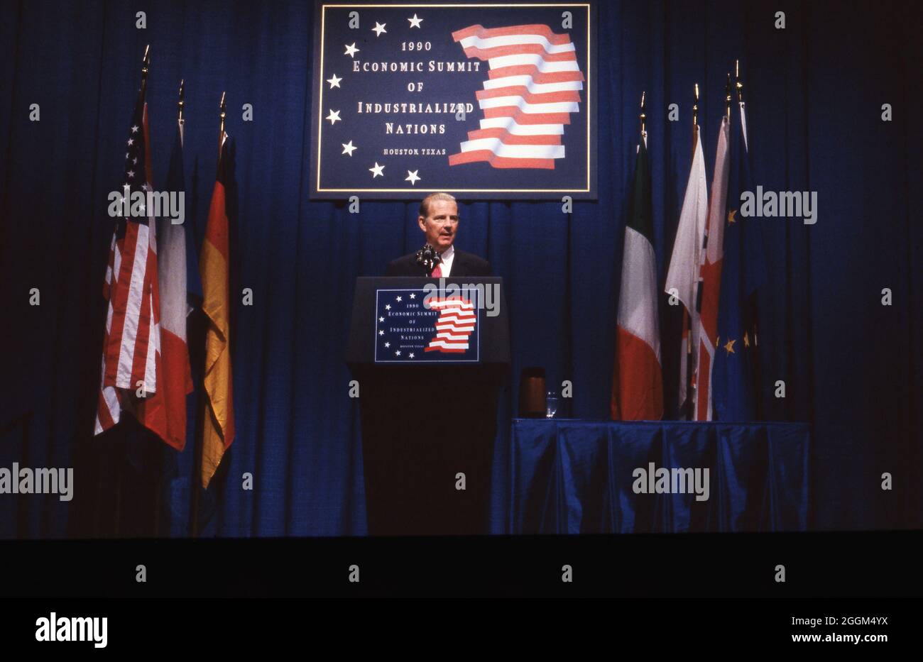 Houston Texas USA, luglio 1990: Il Segretario di Stato degli Stati Uniti James Baker parla ai leader mondiali al Summit economico delle Nazioni industrializzate di Houston. Il presidente George H. W. Bush ha ospitato l'evento, chiamato anche G7 Economic Summit. ©Bob Daemmrich Foto Stock
