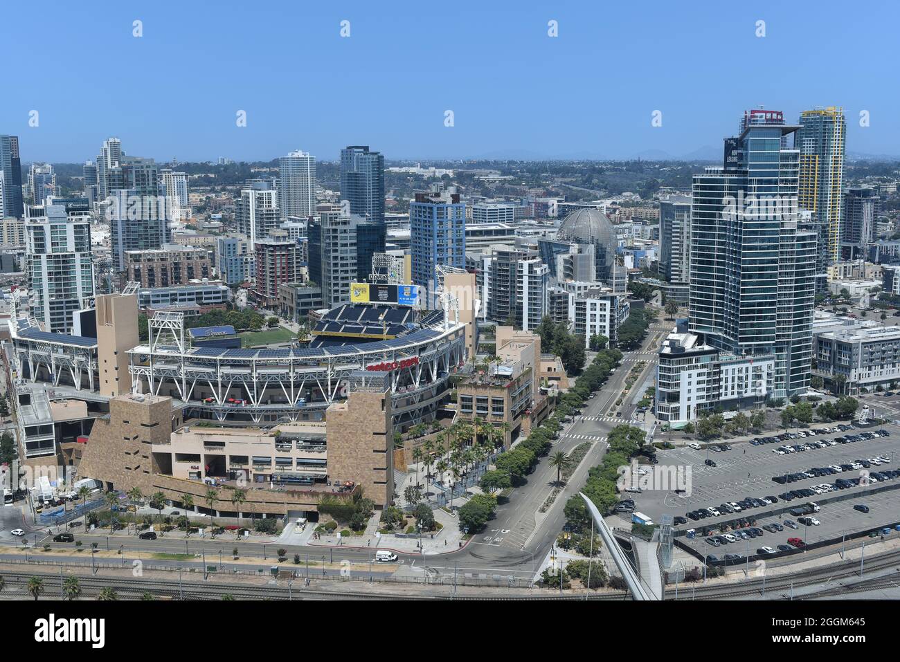 SAN DIEGO, CALIFORNIA - 25 AGO 2021: Petco Park, sede della squadra di baseball dei San Diego Padres con lo skyline della città. Foto Stock
