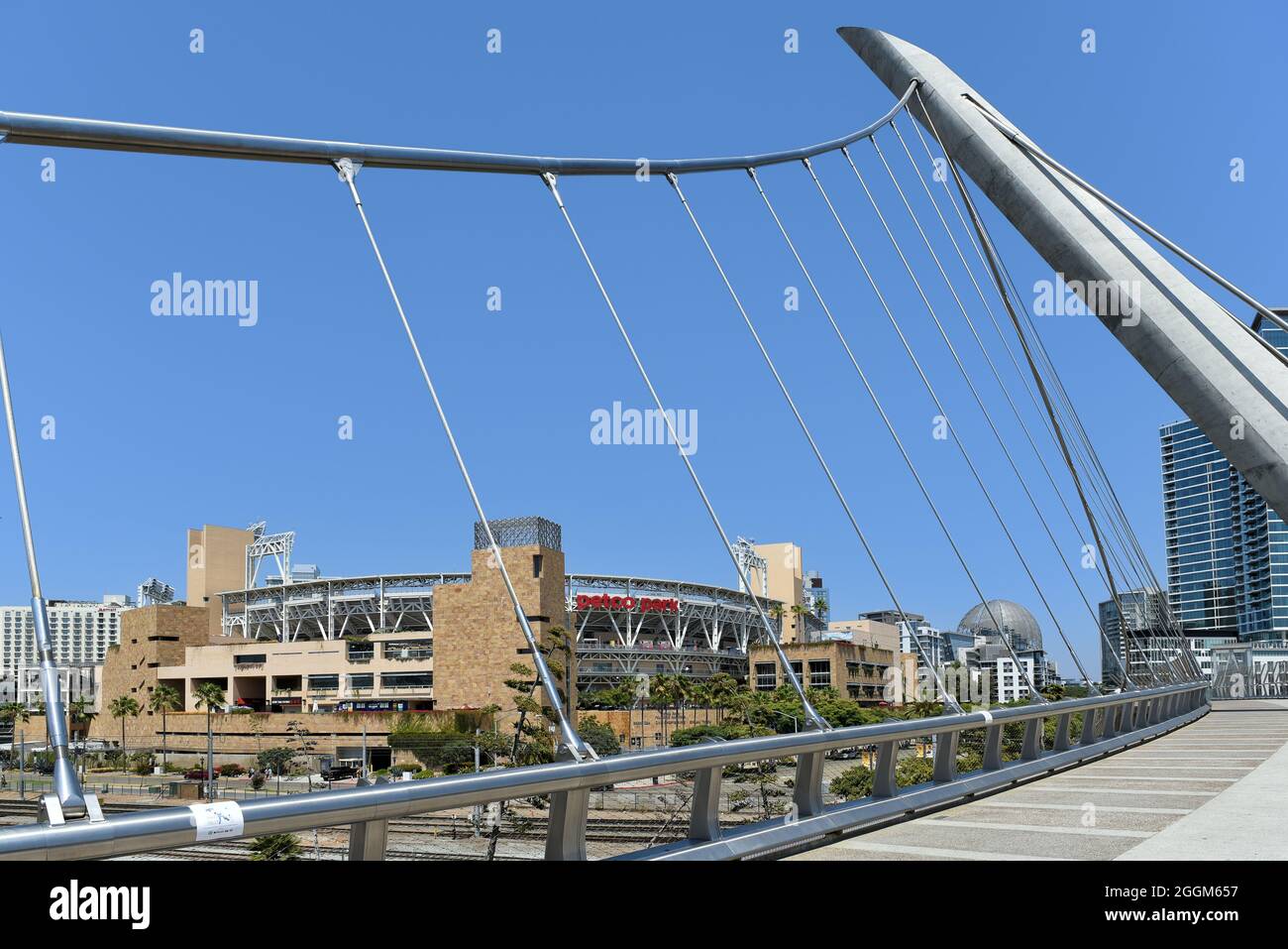 SAN DIEGO, CALIFORNIA - 25 AGO 2021: Petco Park, sede della squadra di baseball dei San Diego Padres dal Ponte pedonale. Foto Stock