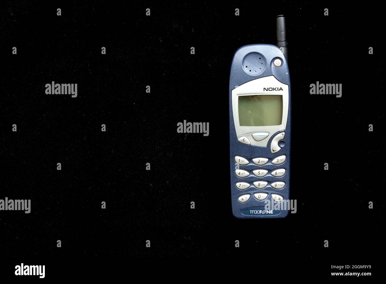 Un vecchio Nokia Tracfone, un fornitore prepagato di telefonia mobile senza contratto; obsoleta e obsoleta tecnologia di servizio cellulare sostituito dallo smartphone. Foto Stock
