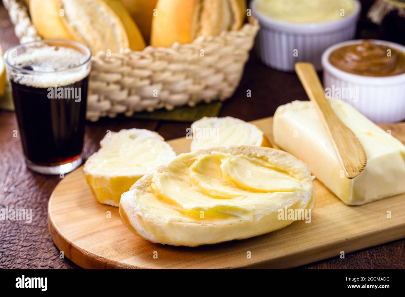 Fette di pane francese, pane brasiliano servito caldo, con un sacco di burro. Chiamato pane calvo, baguette o baguette brasiliana Foto Stock