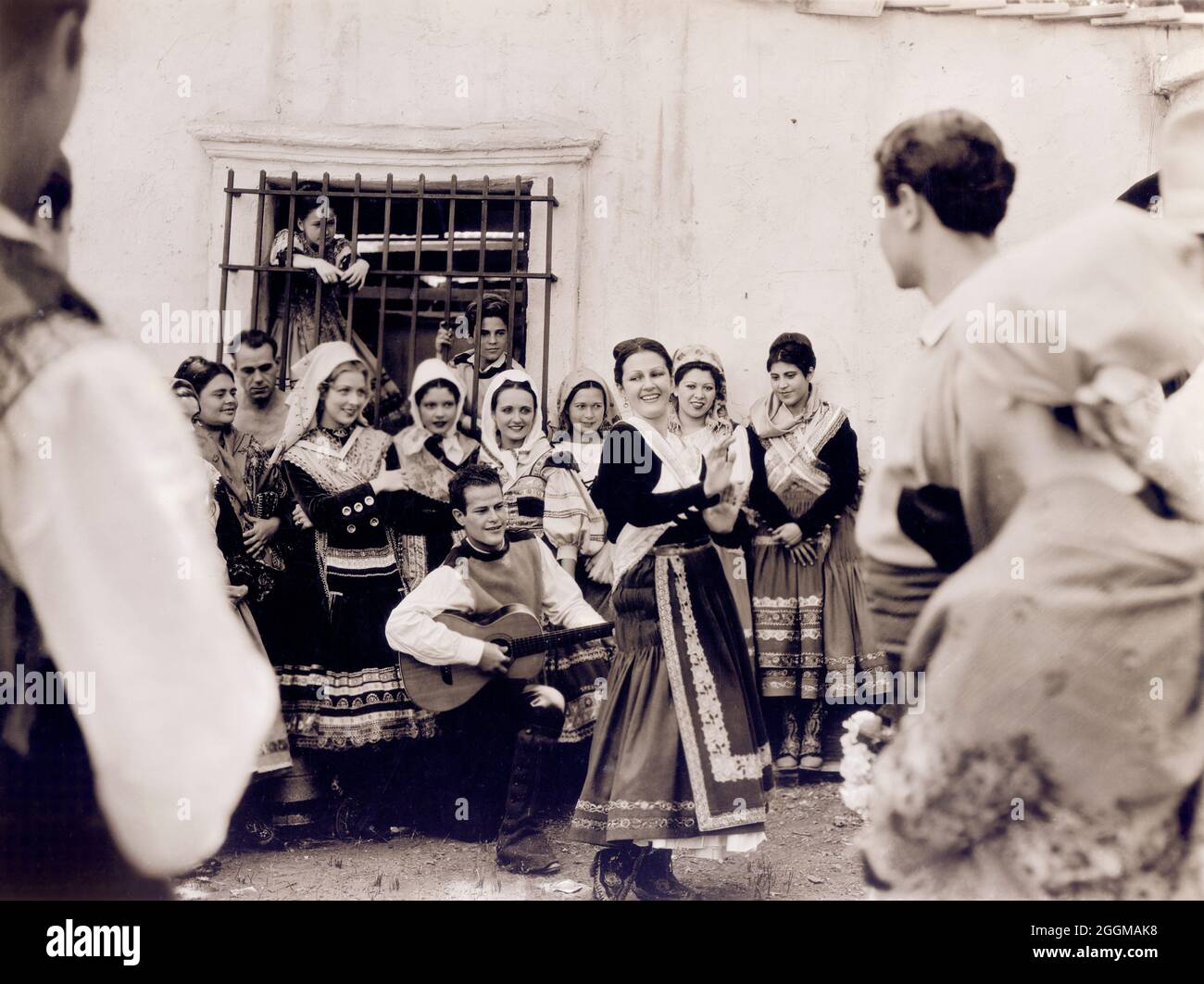 Folk Dance Scene, sul set del film, 'The Cradle Song', Paramount Pictures, 1933 Foto Stock