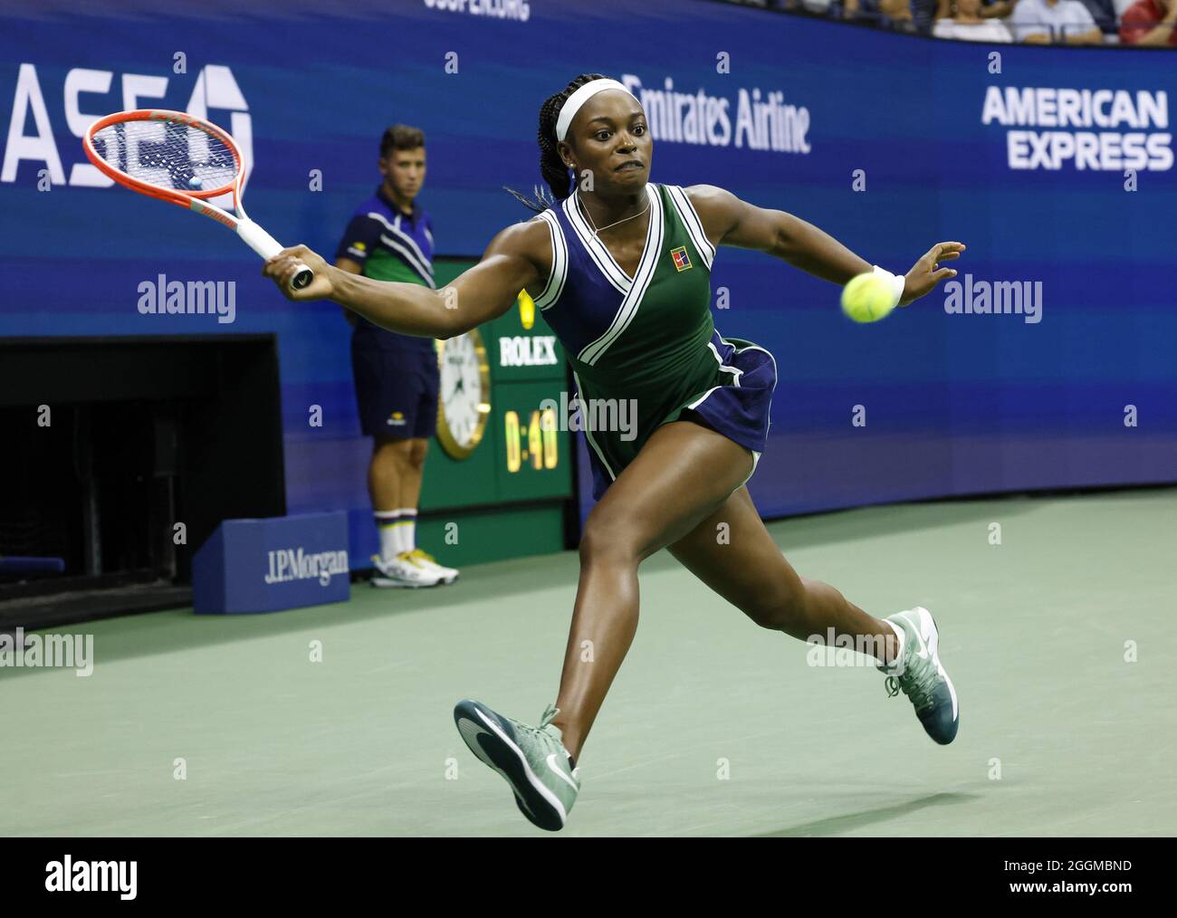 Flushing Meadow, United ha dichiarato. 01 Settembre 2021. Sloane Stephens si allunga per colpire una mano di corsa a Coco Gauff nel secondo round dei campionati di tennis US Open 2021 al USTA Billie Jean King National Tennis Center mercoledì 1 settembre 2021 a New York City. Foto di John Angelillo/UPI Credit: UPI/Alamy Live News Foto Stock