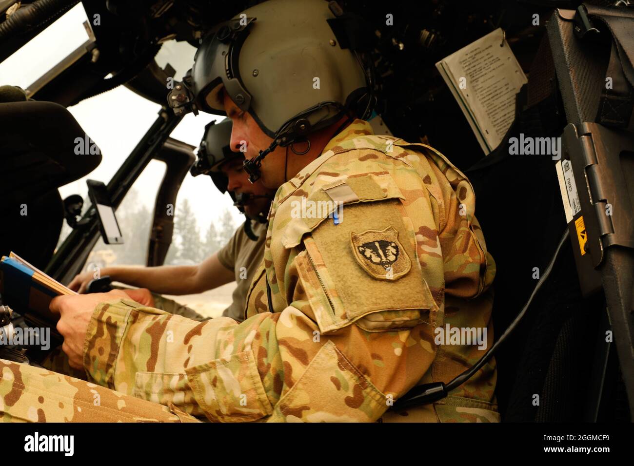 4 Rob Heitz, e 2 Tyler Jakubowski con il 1-147a Battaglione Aviazione della Guardia Nazionale del Wisconsin, caricano i punti di controllo in un falco nero UH-60 prima che il secchio cada sopra il fuoco di Caldor all'aeroporto di Placerville, Placerville, California, 20 agosto 2021. Il Caldor Fire ha bruciato oltre 100,000 ettari e attualmente minaccia oltre 17,000 strutture. Foto Stock