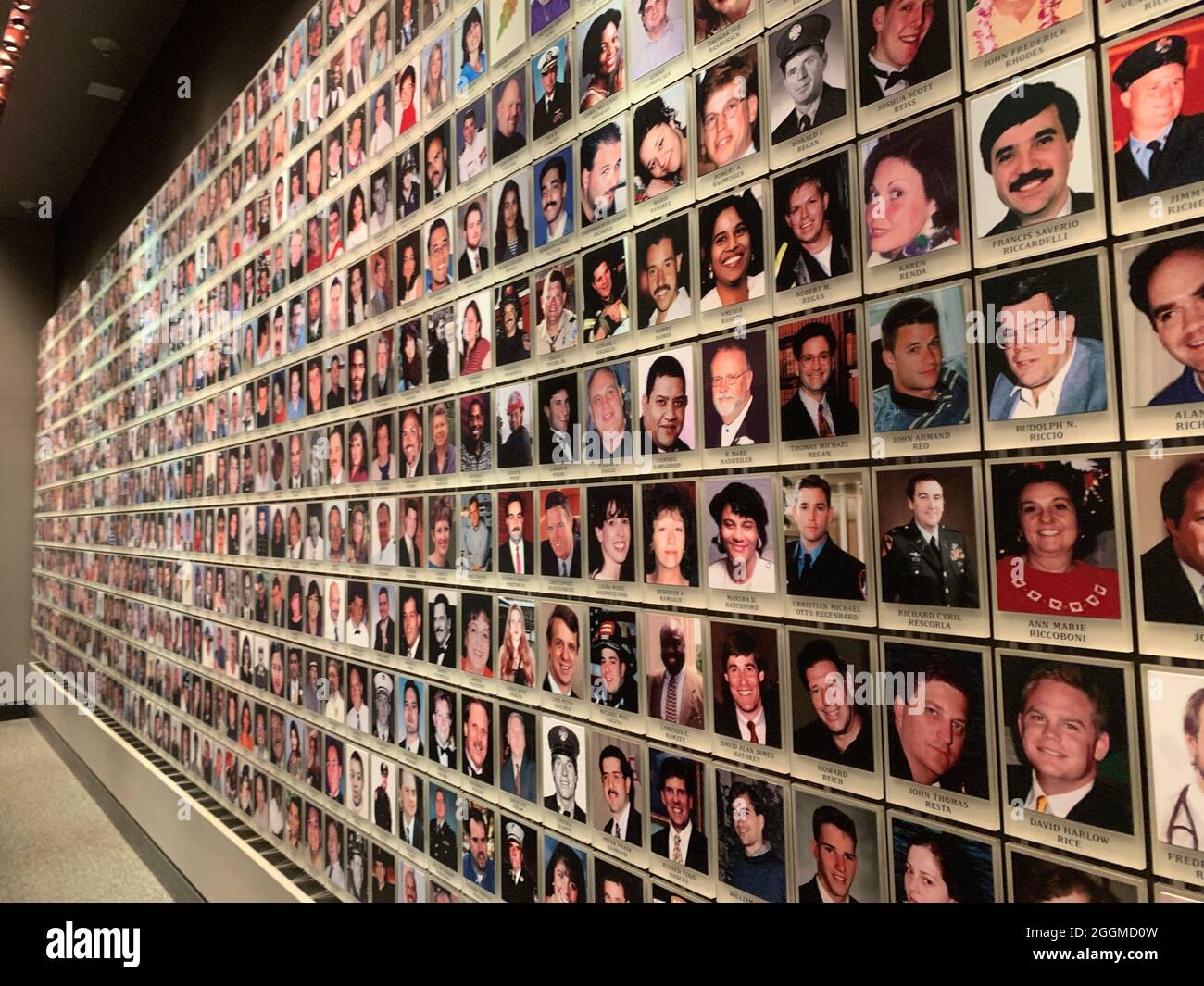 New York, Stati Uniti. 26 agosto 2021. Le foto delle vittime degli attentati del settembre 11 pendono nella sala commemorativa del Museo del 9/11. (Al dpa '20 anni del 9/11: Attacchi terroristici negli Stati Uniti') Credit: Johannes Schmitt-Tegge/dpa/Alamy Live News Foto Stock