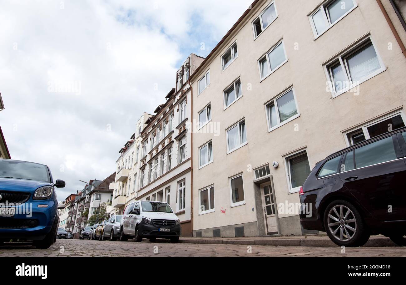 Amburgo, Germania. 25 ago 2021. Vista di Marienstraße nel distretto di Harburg con l'edificio residenziale (r) dove il terrorista Mohammed atta visse e pianificò gli attacchi terroristici del 11 settembre 2001. Credit: Daniel Bockwoldt/dpa/Daniel Bockwoldt/dpa/Alamy Live News Foto Stock