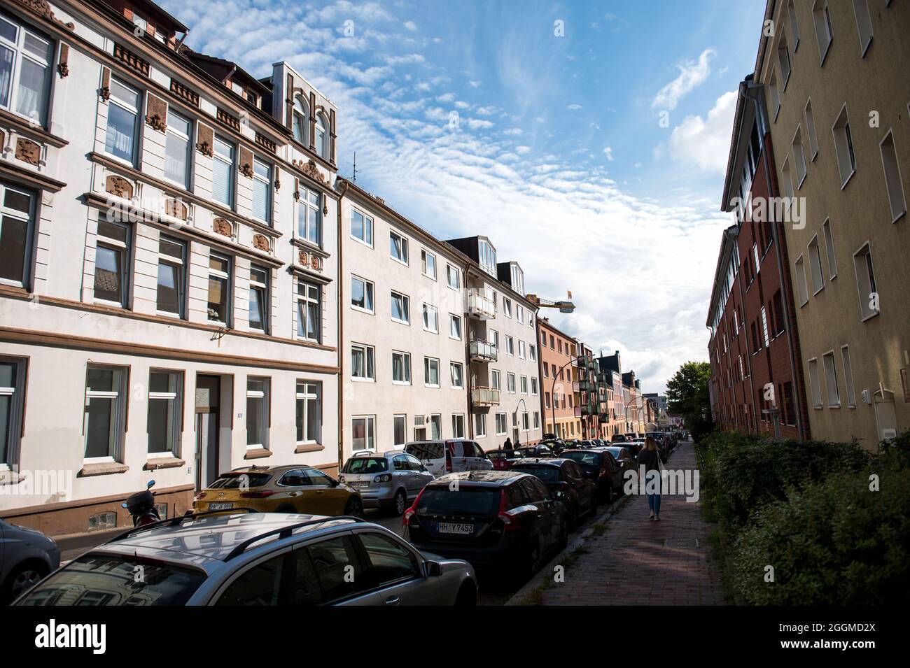 Amburgo, Germania. 25 ago 2021. Vista di Marienstraße nel distretto di Harburg con l'edificio residenziale (2 ° da sinistra) dove il terrorista Mohammed atta visse e pianificò gli attacchi terroristici del 11 settembre 2001. Credit: Daniel Bockwoldt/dpa/Daniel Bockwoldt/dpa/Alamy Live News Foto Stock