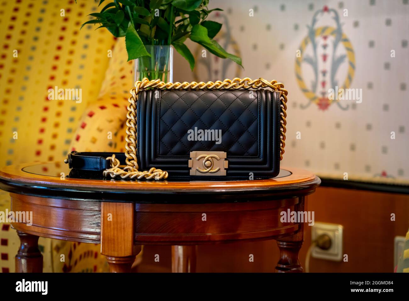 Venezia, Italy Jun8 2019: Borsa in pelle nera Chanel boy 8 pollici.  Classica catena in oro di lusso con borsetta di lusso in pelle nera.  Shopping conc Foto stock - Alamy