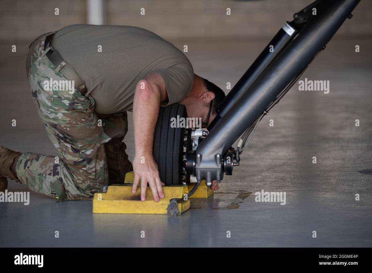 U.S. Air Force Master Sgt. Thomas, del 163d Aircraft Maintenance Squadron, 163d Attack Wing, California Air National Guard, ispeziona il pneumatico di un MQ-9 Reaper pilotato a distanza, 9 agosto 2021, a March Air Reserve base, California, prima di un volo per mappare il fuoco di Dixie bruciando nel nord della California. L'aeromobile fornisce dati critici in tempo reale ai vigili del fuoco e ai soccorritori, in modo da poter prendere decisioni informate su come contenere l'incendio. (STATI UNITI Foto della Guardia Nazionale dell'aria dello staff Sgt. Crystal Housman) Foto Stock