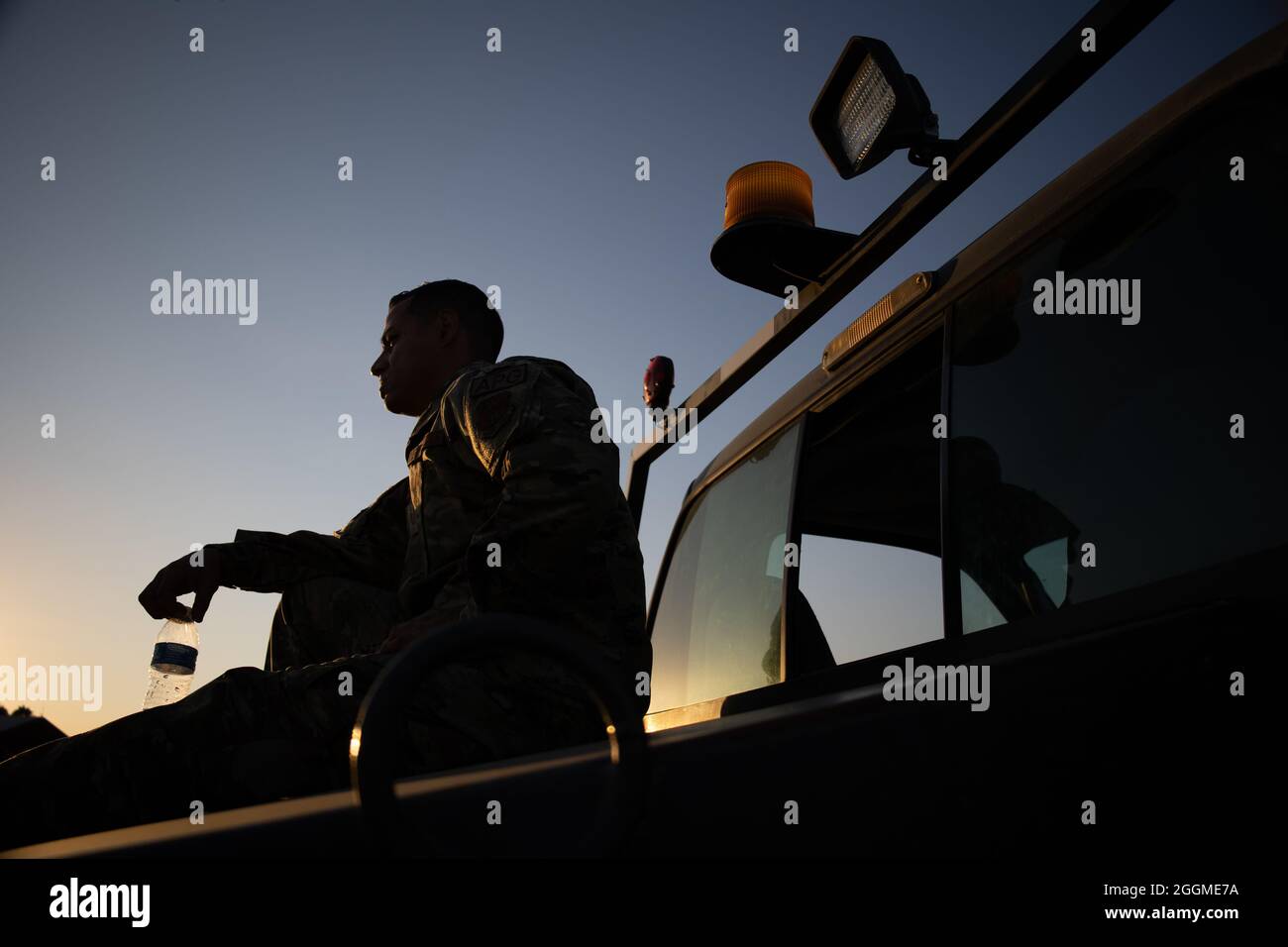 U.S. Air Force Tech. SGT. Ernest, da 163d Aircraft Maintenance Squadron, 163d Attack Wing, California Air National Guard, attende sulla linea di volo per guardare un MQ-9 Reaper pilotato da remoto ha contribuito a preparare il decollo per un volo di mappatura degli incendi selvatici del Dixie Fire, 9 agosto 2021, alla base della riserva aerea di marzo, California. L'aeromobile fornisce dati critici in tempo reale ai vigili del fuoco e ai soccorritori, in modo da poter prendere decisioni informate su come contenere l'incendio. (STATI UNITI Foto della Guardia Nazionale dell'aria dello staff Sgt. Crystal Housman) Foto Stock