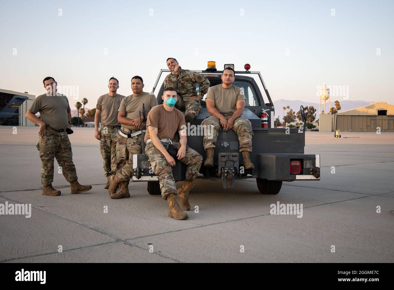 Aerei dell'aeronautica degli Stati Uniti da 163d Aircraft Maintenance Squadron, 163d Attack Wing, California Air National Guard, attendere sulla linea di volo per guardare l'aereo pilotato da remoto MQ-9 Reaper che hanno preparato decollo per un volo di mappatura del fuoco selvaggio del Dixie Fire, 9 agosto 2021, alla base della riserva aerea di marzo, California. L'aeromobile fornisce dati critici in tempo reale ai vigili del fuoco e ai soccorritori, in modo da poter prendere decisioni informate su come contenere l'incendio. (STATI UNITI Foto della Guardia Nazionale dell'aria dello staff Sgt. Crystal Housman) Foto Stock
