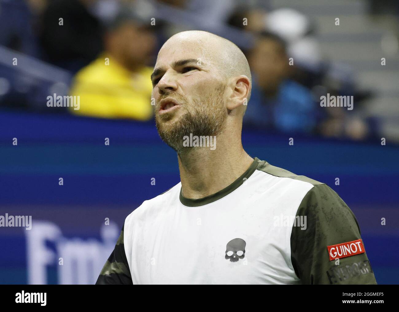 Flushing Meadow, United ha dichiarato. 01 Settembre 2021. Adrian Mannarino di Francia reagisce dopo aver perso un punto a Stefanos Tsitsipas di Grecia nel secondo round del 2021 US Open Tennis Championships presso l'USTA Billie Jean King National Tennis Center mercoledì 1 settembre 2021 a New York City. Foto di John Angelillo/UPI Credit: UPI/Alamy Live News Foto Stock