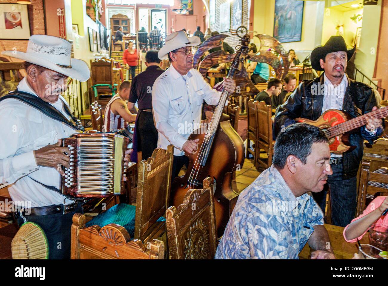 Los Angeles California,Plaza Historic District,Mexicans Olvera Street Restaurant,ispanici uomini musicisti maschi musica tradizionale,chitarra per fisarmonica,basso c Foto Stock